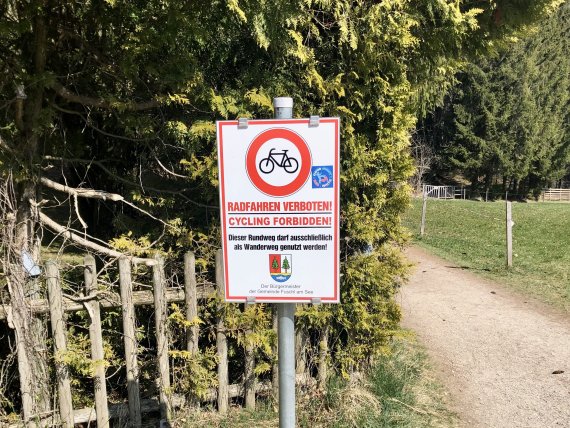 Schild mit der Aufschrift "Radfahren verboten"