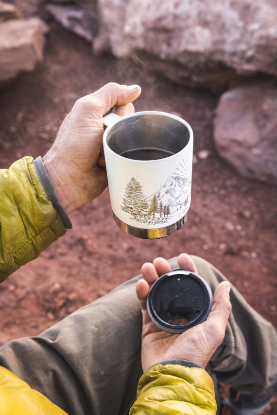 Kaffee in einer Tasse aus Edelstahl