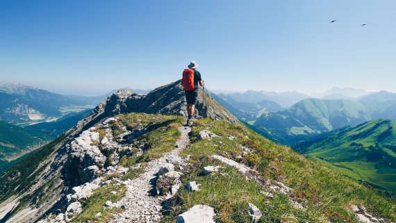 Wanderer auf einem Berg Bild von Wanderer auf einem Berg