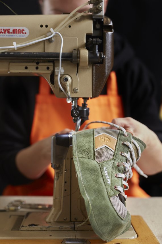 Schuh mit der Nähmaschine bearbeiten
