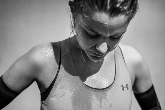Kampagne für Under Armour HOVR Frau im Sport Outfit schwitzt nach dem Laufen