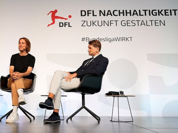 Prof. Dr. Torsten Weber sitzt neben einer Frau auf einer Talkshowbühne.