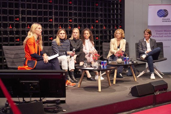 Sechs Frauen diskutieren auf einer Bühne der ISPO.