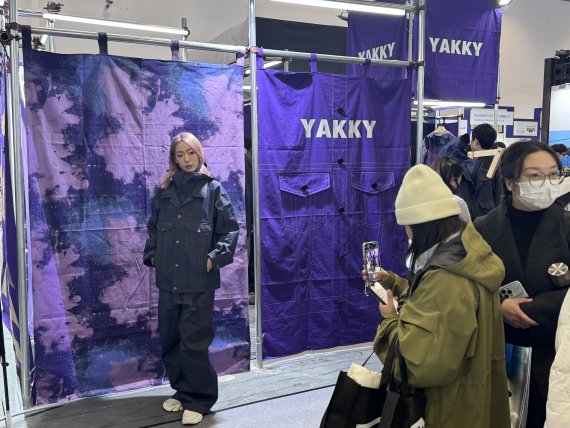 Une influenceuse se fait photographier à l'ISPO Beijing.