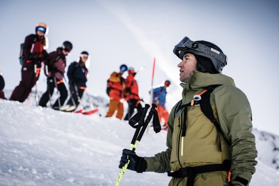 Simon Wohlgenannt führt eine Gruppe während des Powderfests im Montafon.