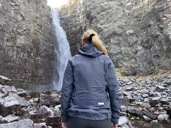 The fleece for the electroosmosis is incorporated into the back of this jacket