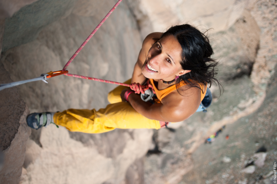 Kletterin Nasim Eshqi seilt sich von Felswand ab