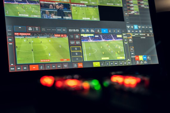 Ein Bildschirm zeigt verschiedene Spielsituationen beim Fußball.