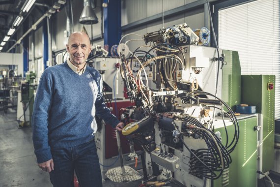 Hanwag CEO Thomas Gröger in seiner Produktionshalle.
