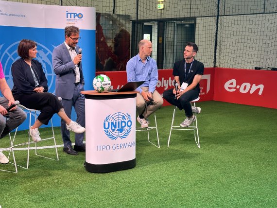 Chris Beaufils von ISPO nimmt an einem Panel auf den Greentech Festival teil.
