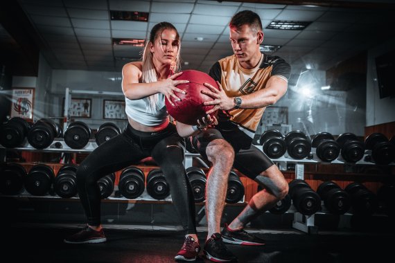 Workout im Fitnessstudio Eine Frau und ein Mann in einem Fitnessstudio
