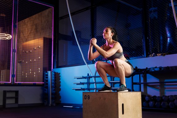 Frau im Fitnessstudio Frau im Fitnessstudio, die ein Crossfit Workout durchführt