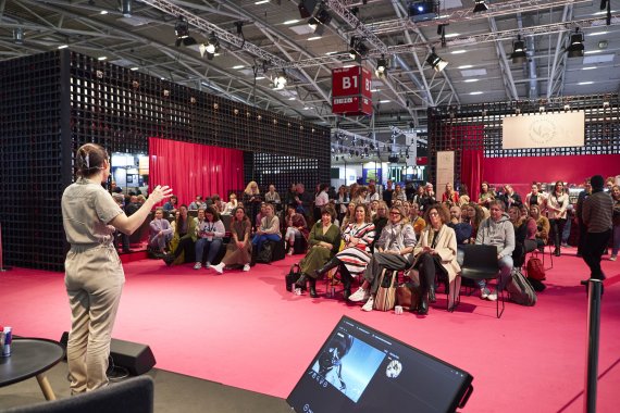 Eine weibliche Speakerin auf der ISPO Munich 2023