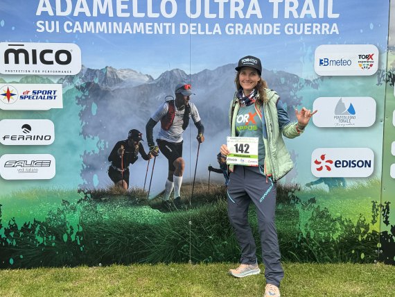 Ultratrail Läuferin Annabel Müller vor Adamello Ultra Trail Poster
