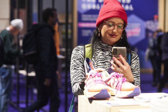 Frau fotografiert Schuhe