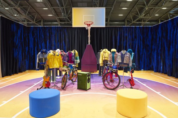 Fashion-Ausstellung verschiedener Jacken auf einem bunten Basketballplatz.
