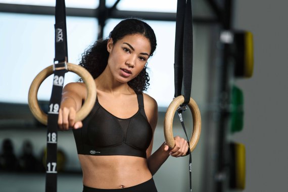112024_Der Anita active Sports Bra smart control_Gym Frau im Gym trainiert an den Ringen