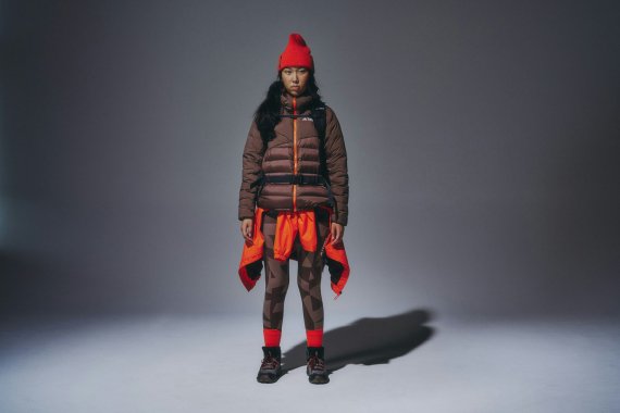 112824_Adidas Terrex Xperior Climawarm+ Down Hooded Jacket_1 Frau mit Winteroutfit im Studio