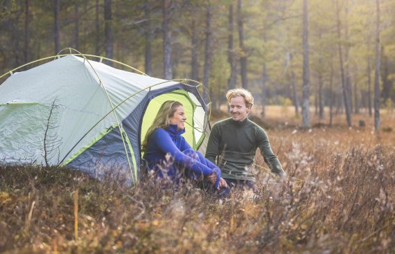 Zwei Personen beim Campen
