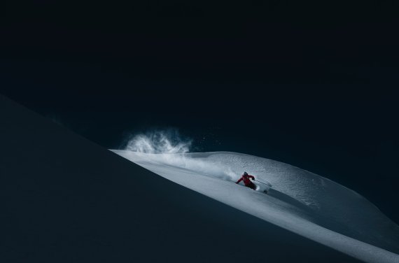 Person fährt Ski bei Nacht