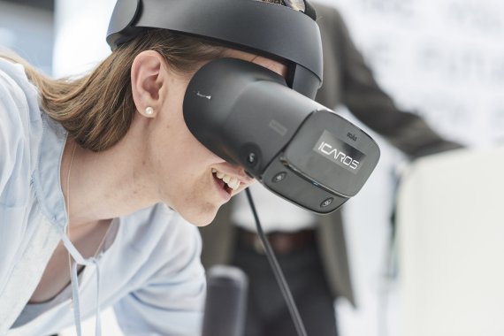 Una mujer lleva gafas de realidad virtual