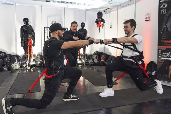 Drei Leute probieren ein Workout mit Bändern?