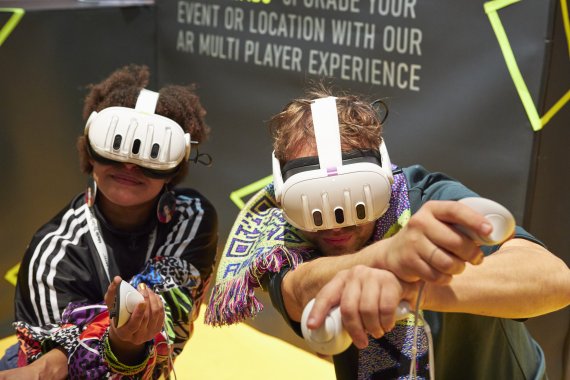 Zwei Leute mit VR Brillen