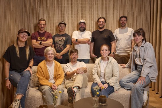 Die ISPO Award Jury für Q4 posiert auf einem Sofa
