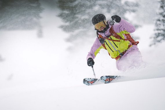 Skifahrer*in in der Kurve
