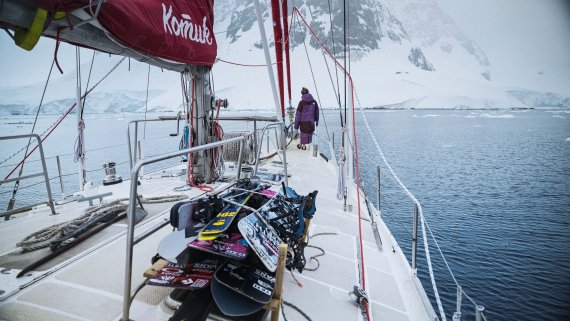 Boot mit Ski und Snowboards
