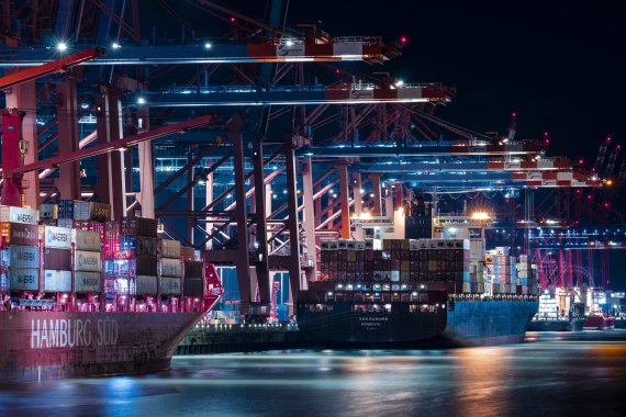 Portacontenedores en un puerto
