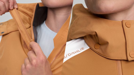 112124_Sportswear-Jacke RAW 6.0 WMN von Dæhlie_Zipper Frau öffnet Reißverschluss der Dinnerjacket