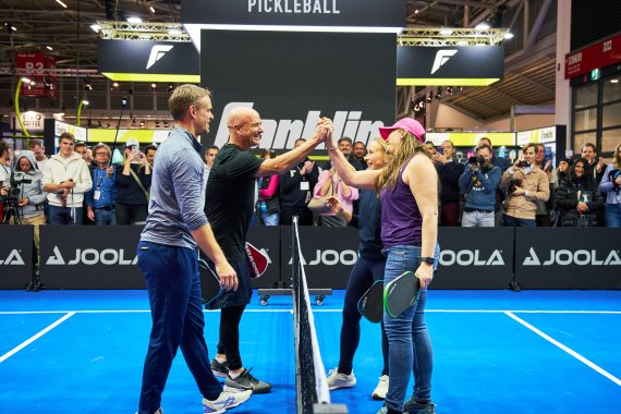 Andre Agassi und Mitspieler*innen nach einem Padel Ball Match