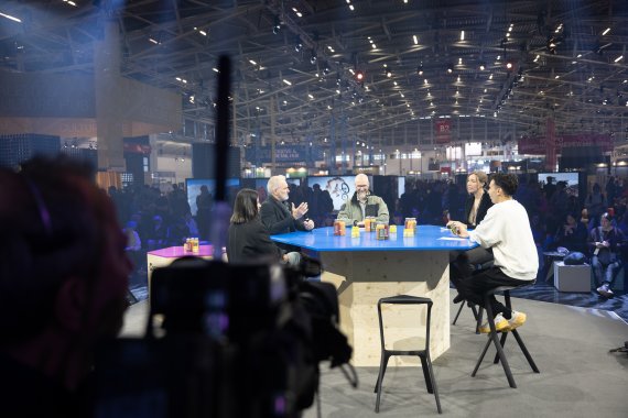 Komal Singh, François Farion, Hervé Barrière und Florian Auger auf der Main Stage der ISPO Munich 2024