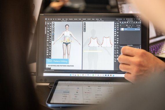 Auf einem Tablet wird mit AI Mode innovativ gestaltet