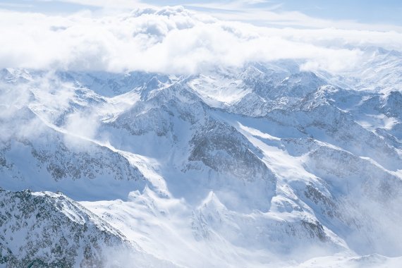 120224_„Reparieren statt Wegwerfen“: Nachhaltigkeit im Fokus der Sportwelt_Berge Berge mit Schnee