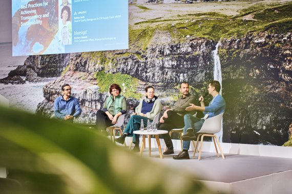 Leonhard Nima, Bettina Roth, Barbara Oswald, Nick Allen und Philipp Mayer auf der Green Stage der ISPO Munich