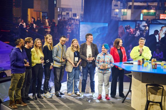 Saskia Rettenbacher, ISPO und Textil-Trendberaterin Louisa Smith mit den Gewinnern auf der Bühne