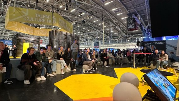Die Young Talents hören gebannt einem Vortrag auf der Yellow Stage an