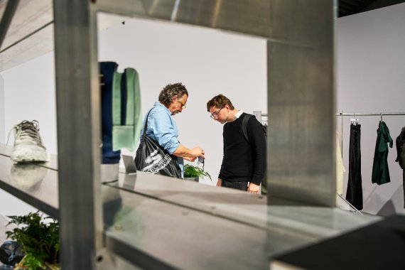 Verkaufsgespräch zwischen zwei Männern