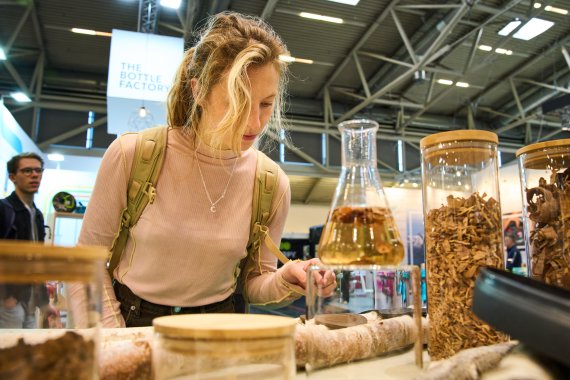Frau schaut sich nachhaltige Materialien an