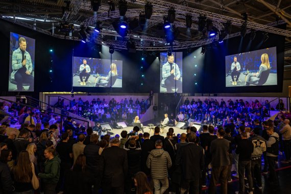 Großes Publikum auf der Main Stage der ISPO Munich 2024 mit Julian Nagelsmann als Speaker