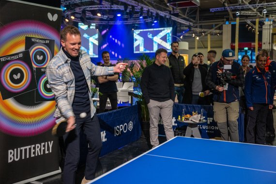 Julian Nagelsmann spielt Tischtennis
