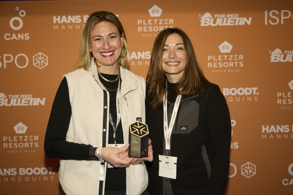 Zwei Frauen freuen sich über den ISPO Award