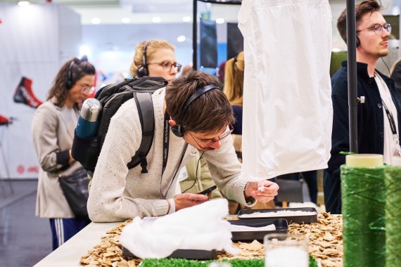 Mann schaut sich nachhaltige Stoffe auf ISPO 2025