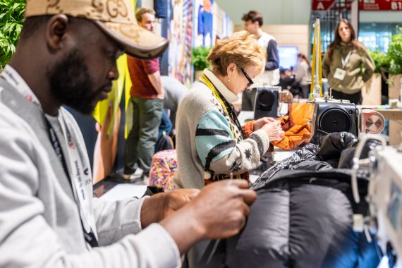 Das United Repair Centre (URC) war auf der ISPO 2024 mit kostenlosem Reparaturservice und Talks zu Kreislaufwirtschaft und nachhaltigen Lieferketten vertreten.
