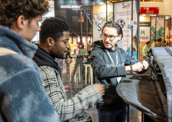 Drei Personen tauschen sich auf der ISPO 2025