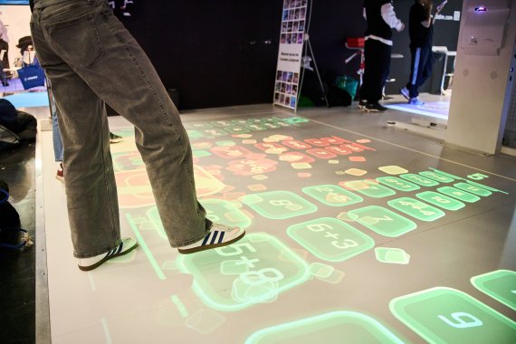 Junge Frau spielt Rechenspiel mit Bewegung