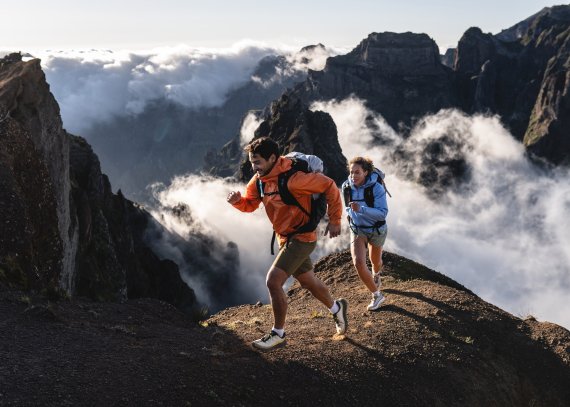 Frau und Mann Tralrunning in den Bergen
