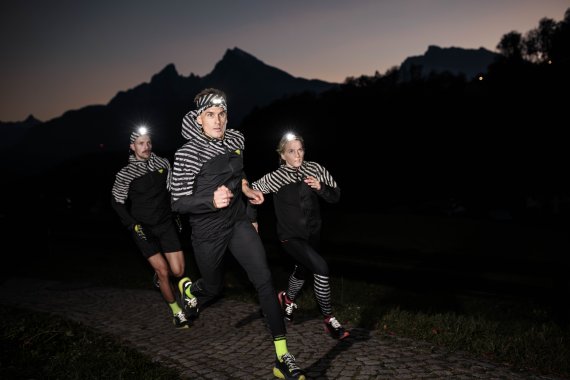 Drei Läufer bei Nacht mir reflektierender Kleidung